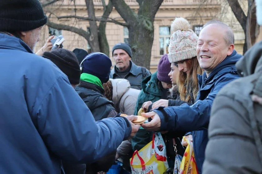 People receive donations at a 'Help Prague’s Homeless' Christmas event last year. (photo: Help Prague’s Homeless)