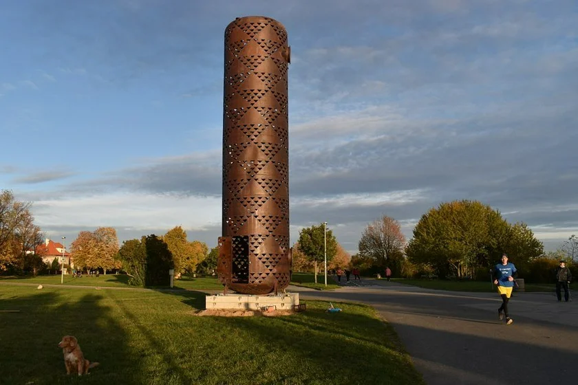The lookout tower will be in Ladronka for the next 18 months. (photo: Prague 6)