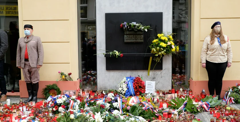 Thousands of people laid candles and flowers at the 1989 memorial on Narodni street in Prague on Tuesday. (photo: James Fassinger)