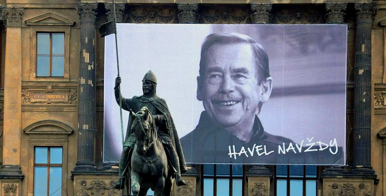 Banner with Havel’s likeness at Wenceslas Square in 2014. (photo: Wikimedia commons, David Sedlecký, CC BY-SA 4.0) 