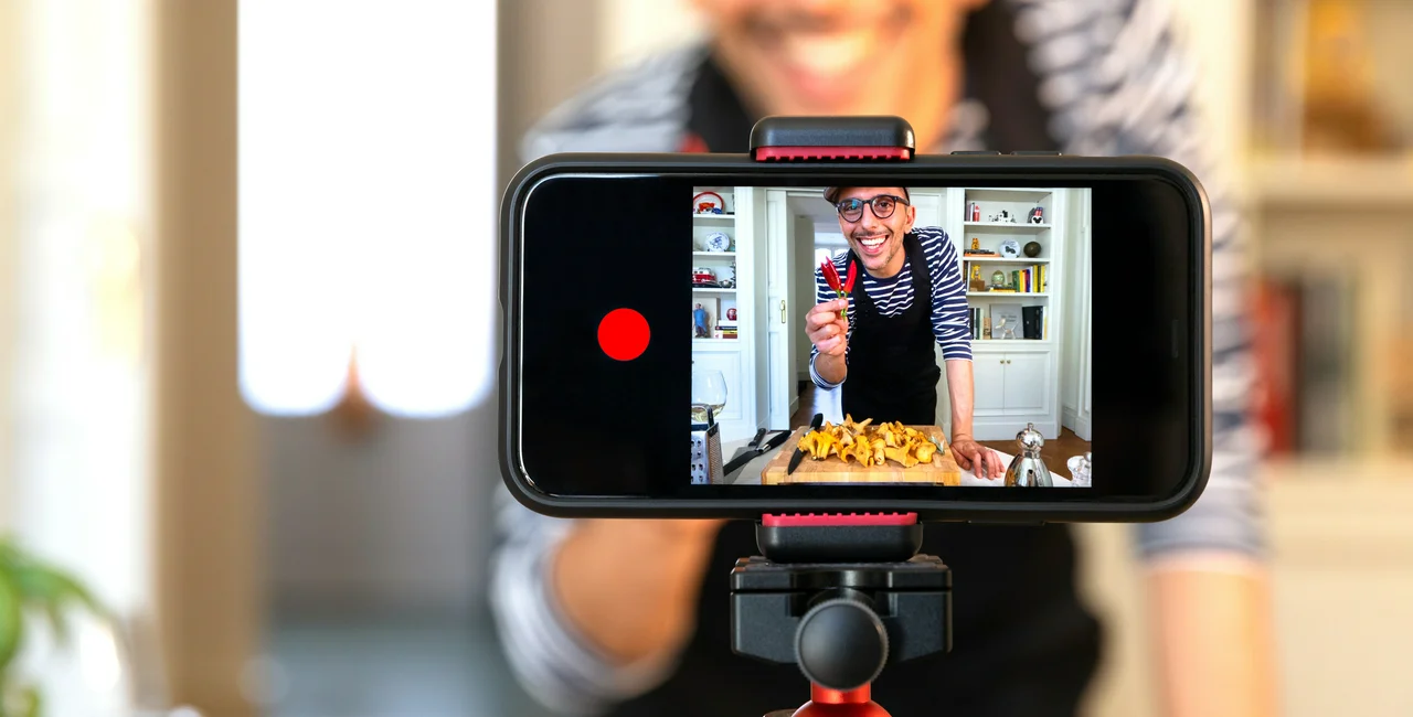 Food vlogger live streaming a class. Photo: iStock (Marco_Piunti)