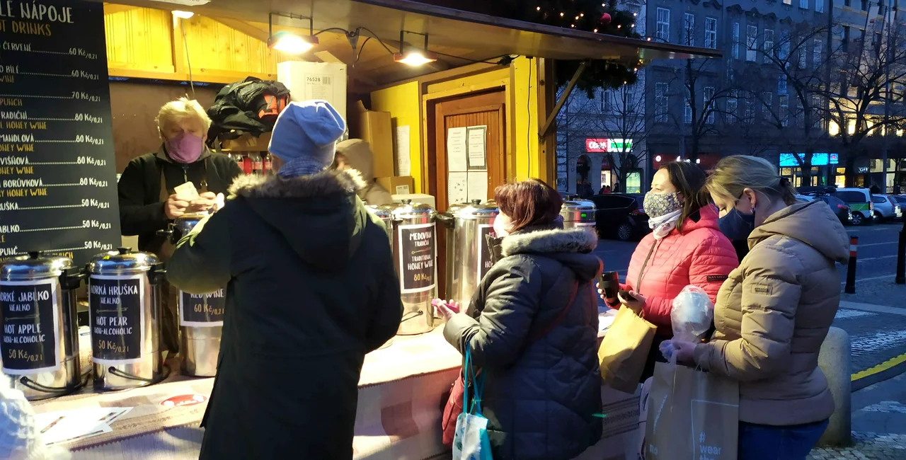 People buy hot wine at a stand on Wenceslas Square in Prague. (photo: Raymond Johnston - Expats.cz) 