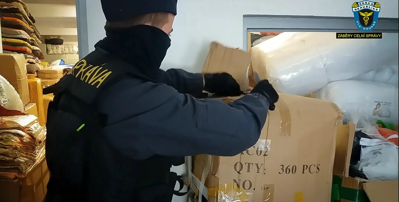 Customs officers uncovered a secret made-to-order face mask production facility in Prague 4 earlier this week. (photo: Celní správa)