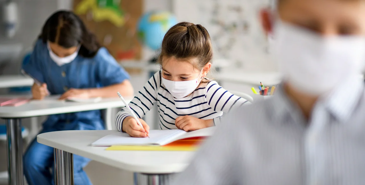 Students with masks in school. (photo: iStock / Halfpoint)
