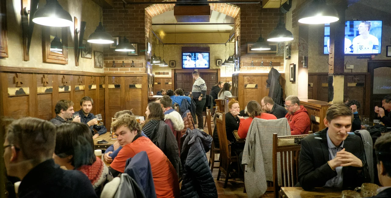 People in a crowded pub. (photo: James Fassinger - Expats.cz)