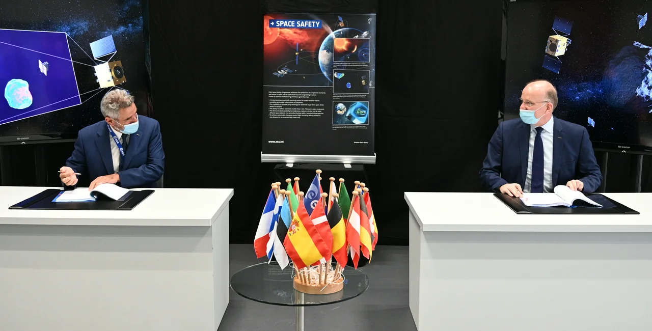The contract signing for the Hera asteroid mission. (photo: OHB and ESA) 