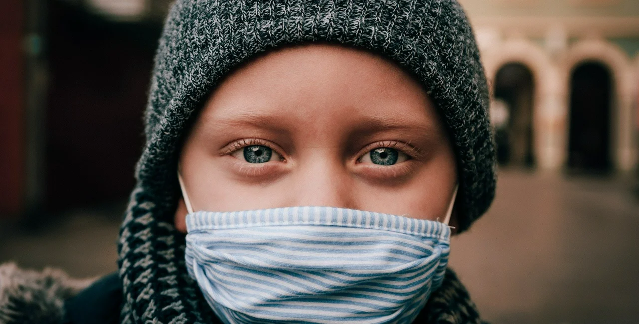 Young person wearing a face mask for winter. (photo: Pixabay, René Bittner)