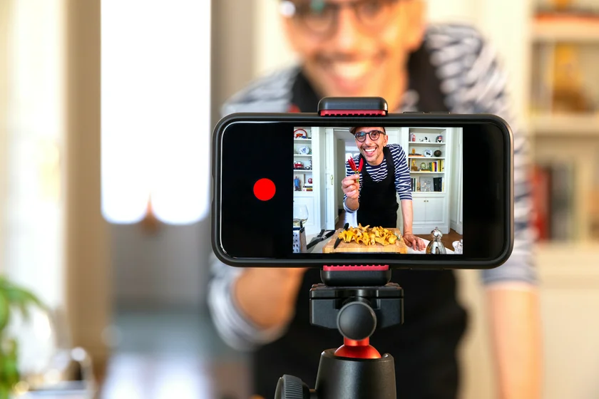 Food vlogger live streaming a class. Photo: iStock (Marco_Piunti)