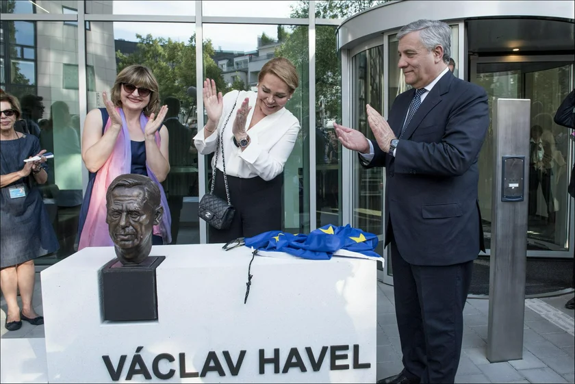 Inauguration of the Vaclav Havel building, with Dagmar Havlová, center, and Antonio Tajani, right . (photo: European Parliament press department)