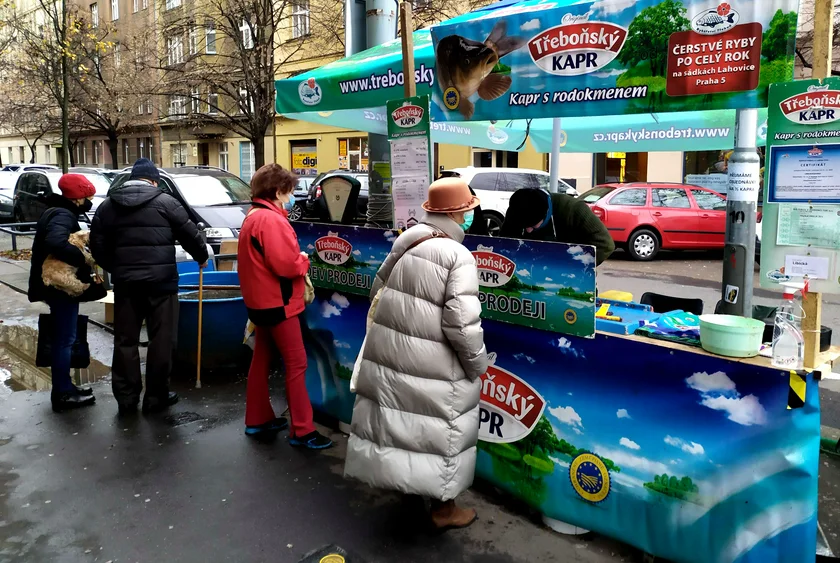 People line up to buy fresh carp ahead of Christmas. (Photo: Raymond Johnston)
