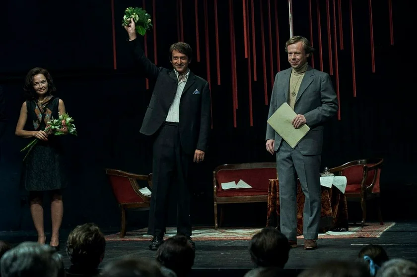 Martin Hofmann plays Pavel Landovský (left) and Viktor Dvořák (right) plays Havel in the film. (photo: Bontonfilm)