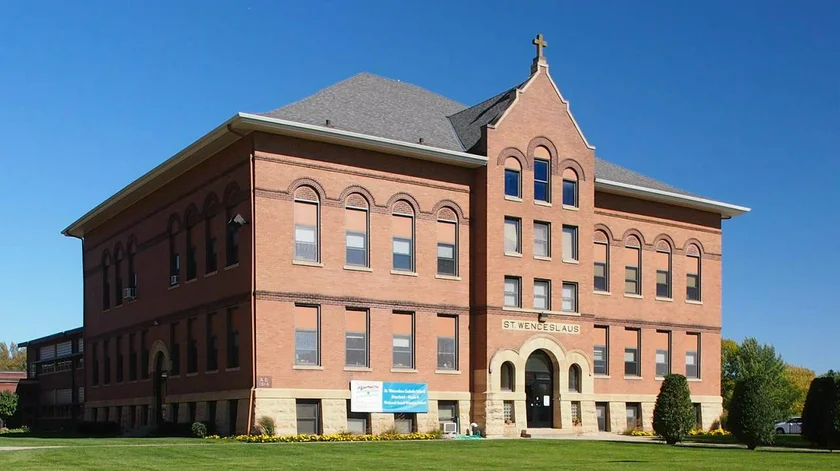 St. Wenceslaus School in New Prague, Minnesota. (photo: Wikimedia commons, McGhiever, CC BY 4.0)