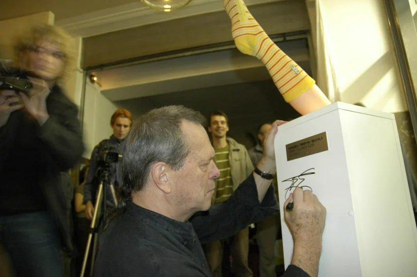 Terry Gilliam signs the base supporting his sock in 2005. (photo: Terry Posters)