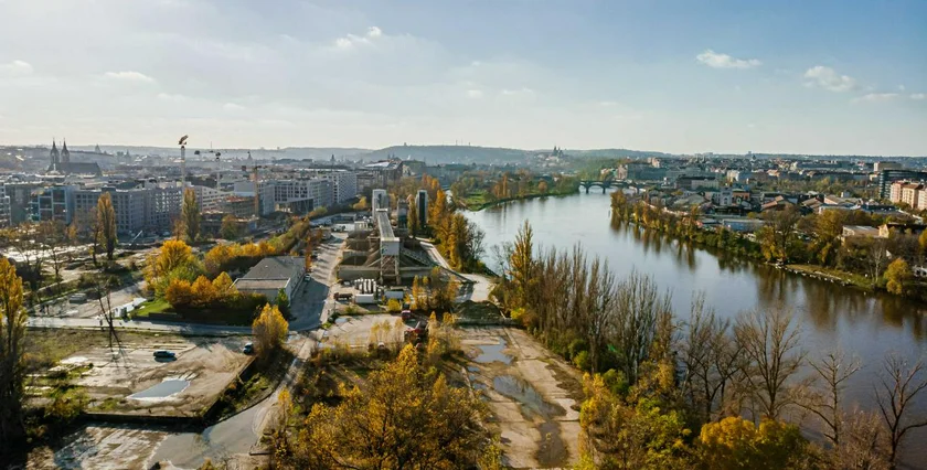 A neglected area in Karlín and Libeň will become an island with a park. (photo: IPR Praha)
