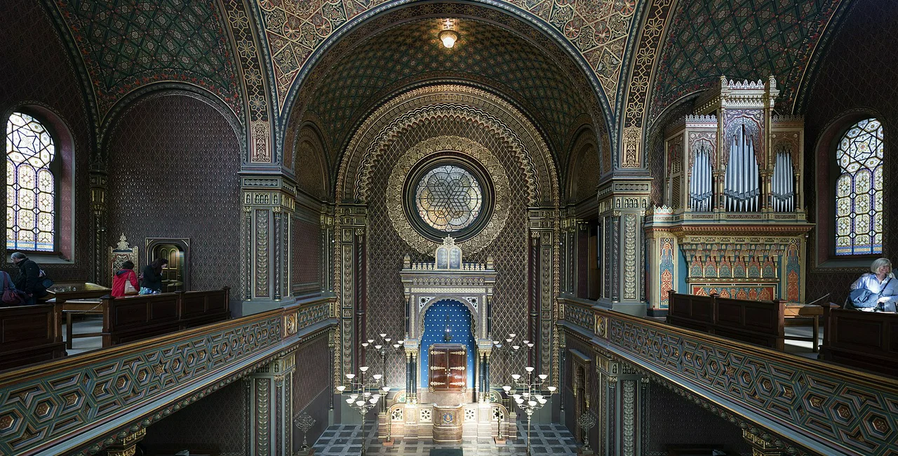 Interior of the Spanish Synagogue. (photo: Wikimedia commons, Thomas Ledl, CC BY-SA 4.0)l, 