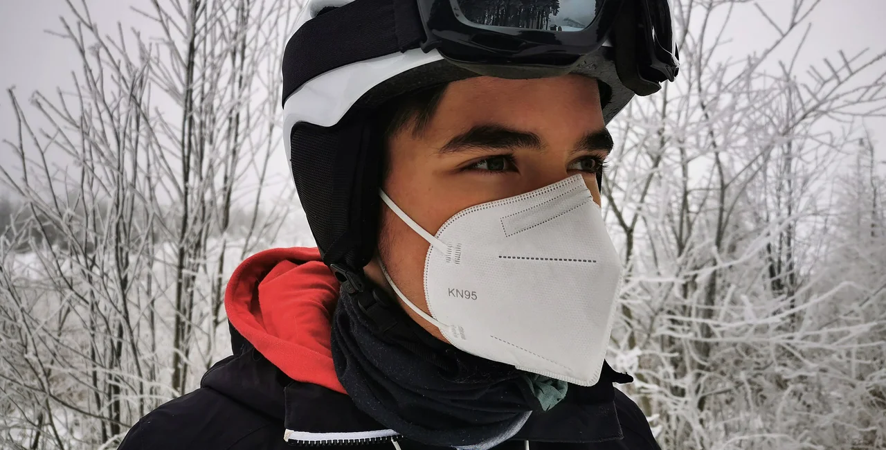 Skier wearing a respirator. (photo: Pixabay. Alexandra Koch)