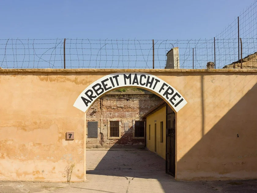 Gate at Terezín’s small fortress. (photo: Wikimedia commons, CC BY-SA 4.0)