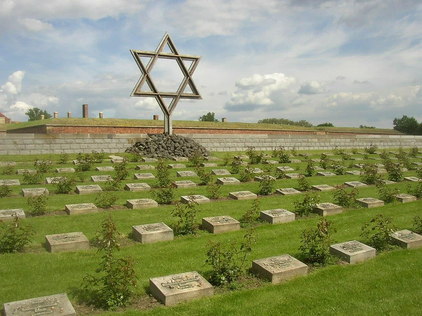 Memorial Cemetery in front of Terezín’s small fortress. (photo: Wikimedia commons, public domain)