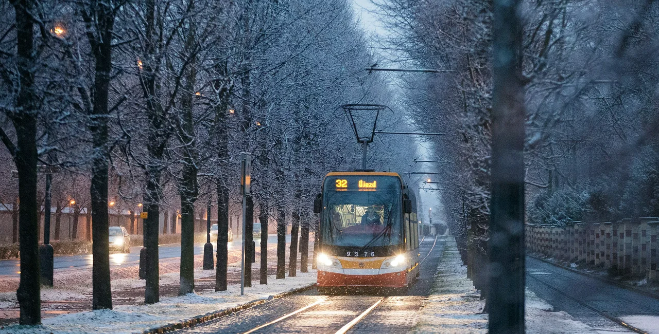 Prague tram in the snow (Photo via Tonda Tran from Pixabay).