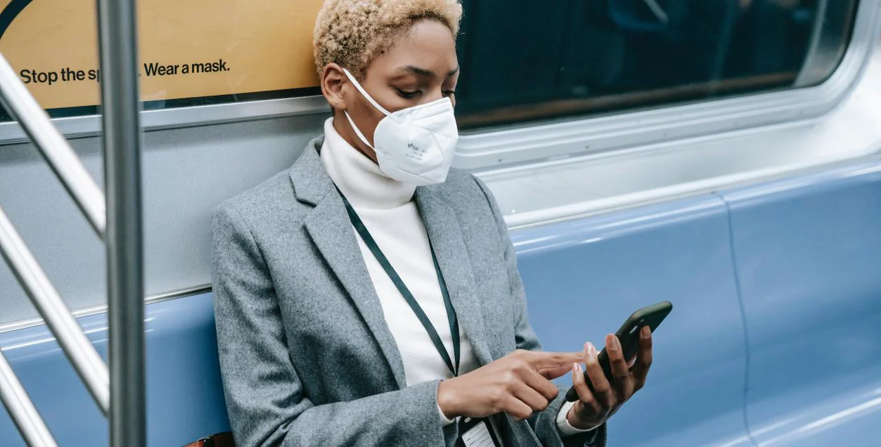 Woman wearing a respirator in a metro car. (Photo: Pexels, Ono Kosuki)