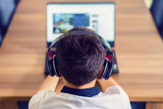 Young boy using computer at home via iStock / reklamlar
