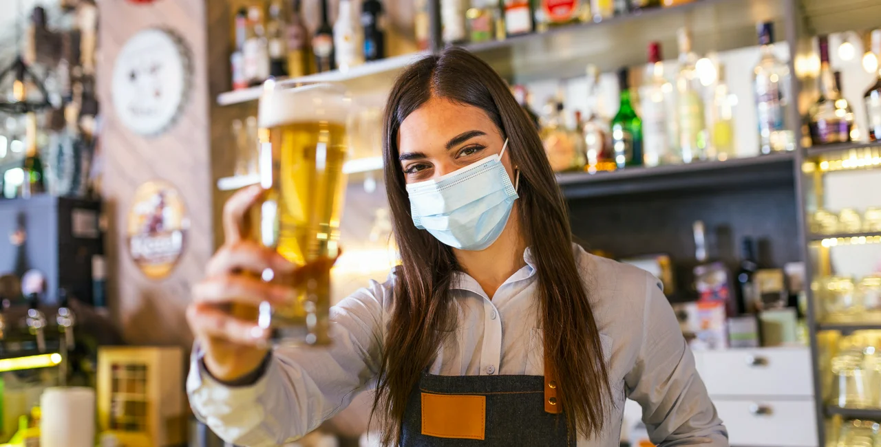 Bartender in a facemask. (Photo: iStock, stefanamer)