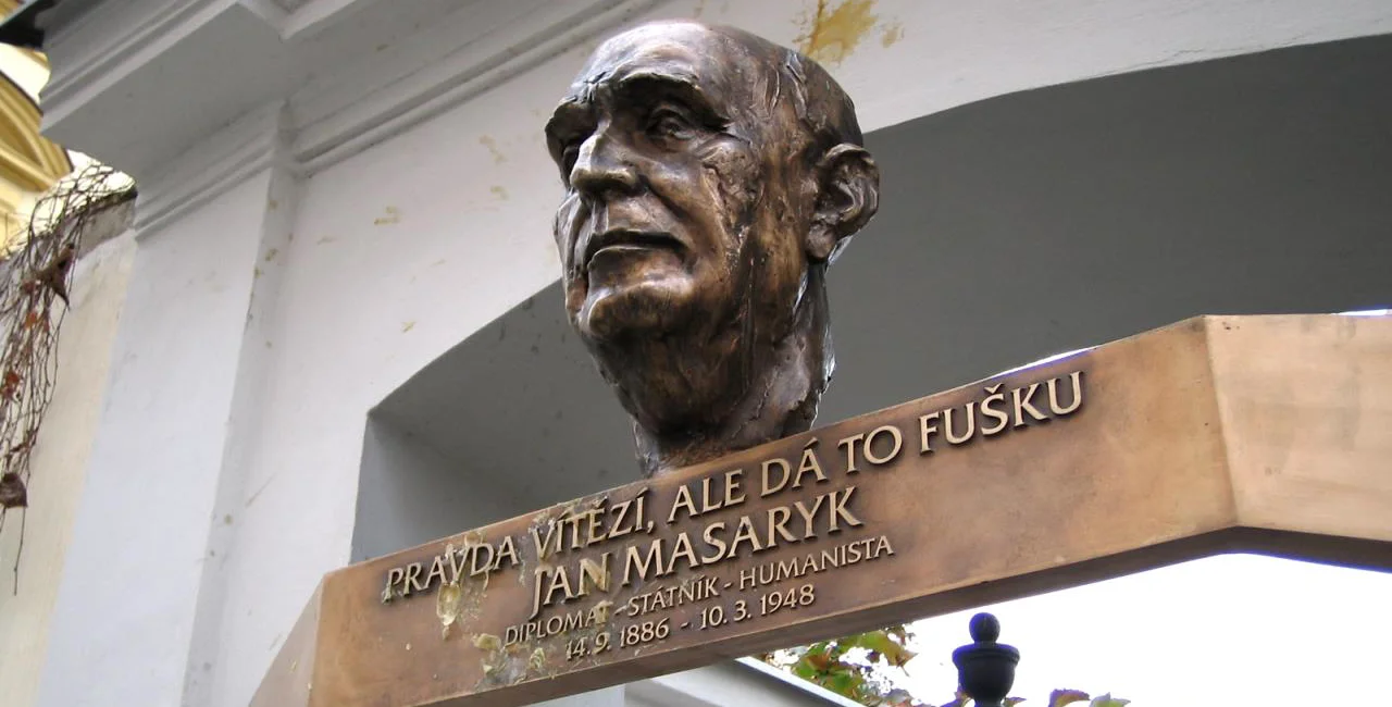 Bust of Jan Masaryk at his Childhood home in Vinohrady. (Photo: Wikimedia commons, CC BY-SA 3.0)