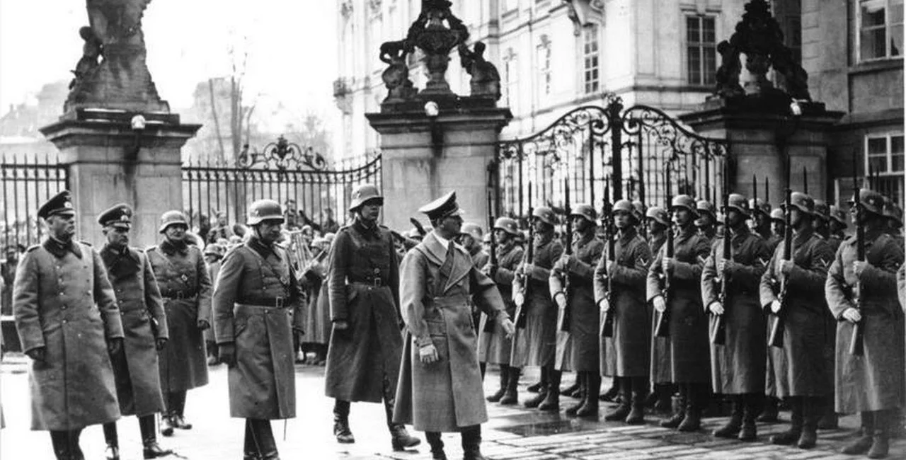 German dictator Adolf Hitler and German troops at Prague Castle on March 15, 1939. (Photo: Bundesarchiv, CC-BY-SA 3.0)