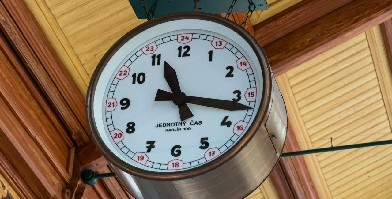 Jednotný čas, Czech for clock network or clock system, synchronized clocks in the Masaryk railway station, the second oldest one in the Czech capital city (photo iStock - Cineberg)
