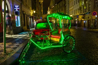 Gaudy rickshaws will disappear from Prague's center and ‘historical’ cars will face price regulation