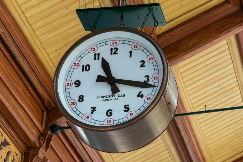 Jednotný čas, Czech for clock network or clock system, synchronized clocks in the Masaryk railway station, the second oldest one in the Czech capital city (photo iStock - Cineberg)