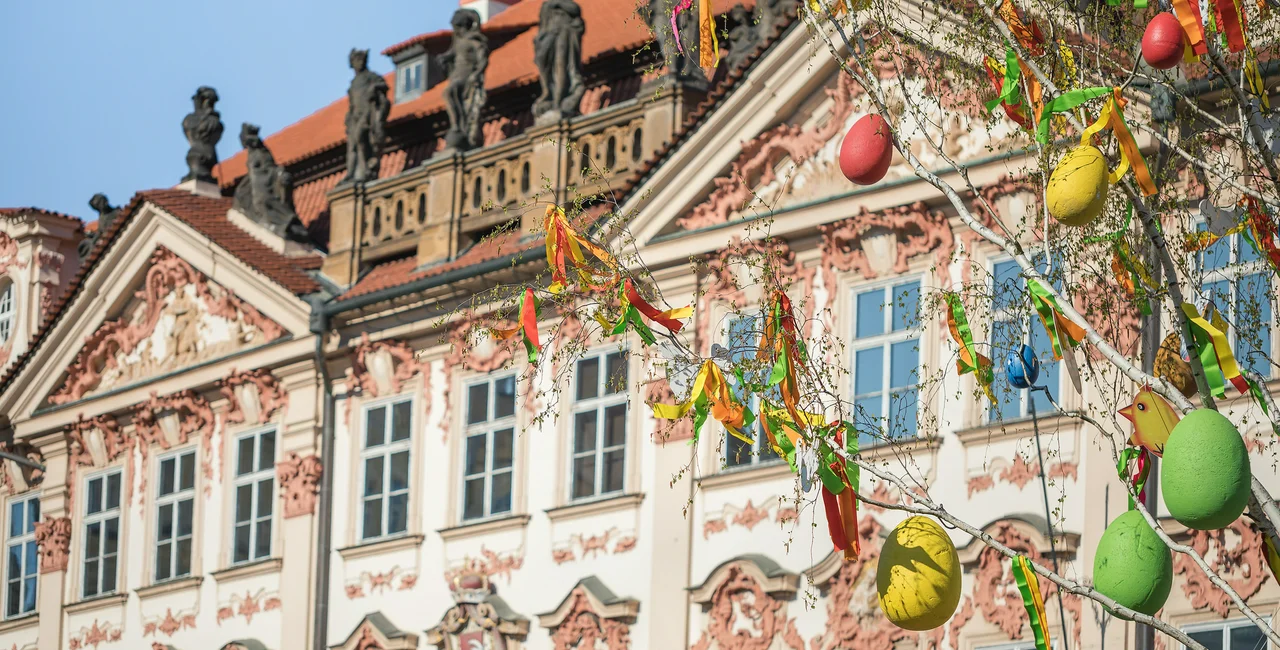 Easter tree with ribbon and eggs decorations on the streets with historical buildings in the background, Old town square, Prague, Czech Republi (Photo iStock - Anna Chaplygina)