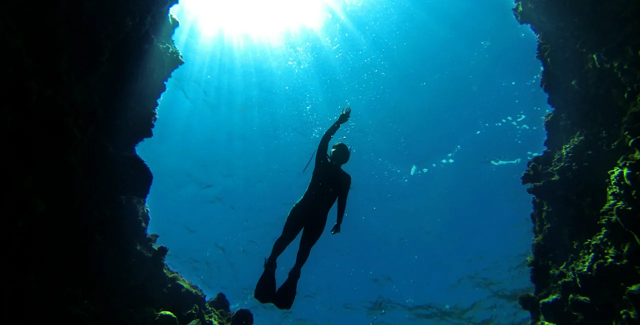 Danish diving instructor in Prague teaches benefits of 'joyful underwater swimming'
