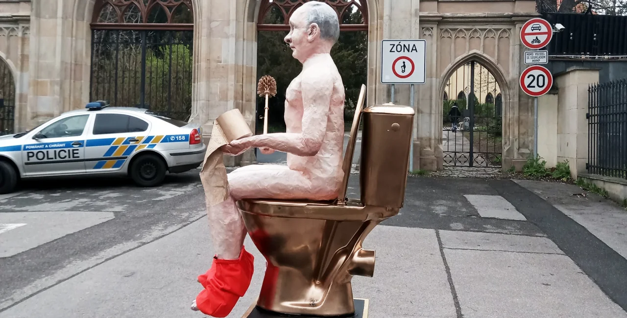 Putin effigy atop a golden toilet via Facebook /Kaputin - Demokraté, zastavme Putina