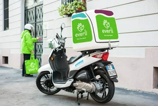 Everli courier delivering groceries. (Photo: Everli)