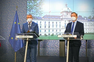 Industry and Trade Minister Karel Havlíček and Health Minister Petr Arenberger on April 19, 2021. (Photo: Vlada.cz)
