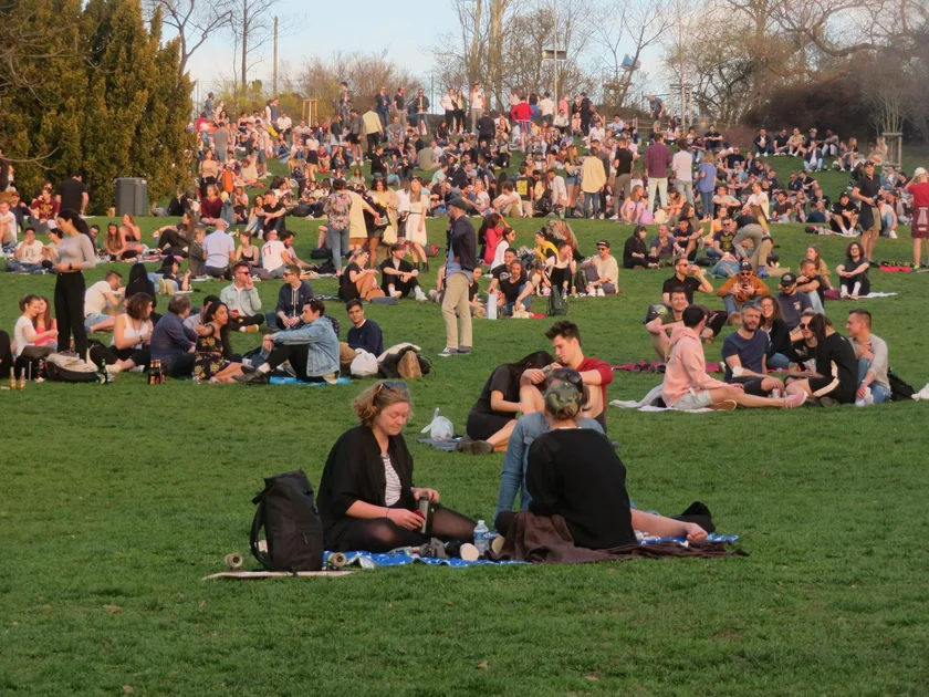 People in Riegrovy sady in Prague 2 on March 31, 2021 (Photo: Raymond Johnston)