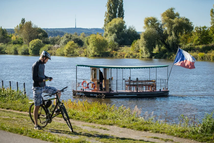 Life in the immediate vicinity of the Vltava River will be made more pleasant by reclamation of the bank and access to the local lagoons.