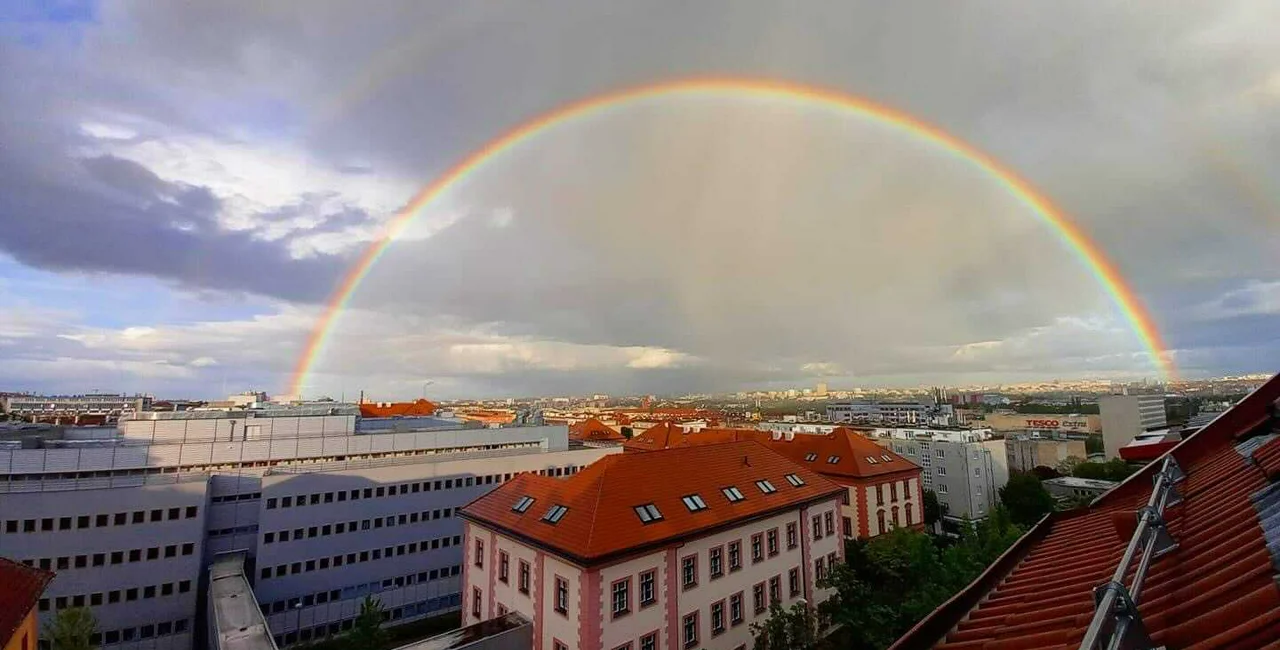 Rainbow over Prague's Vršovice district Monday night (photo: Facebook/Vršovicka parta)