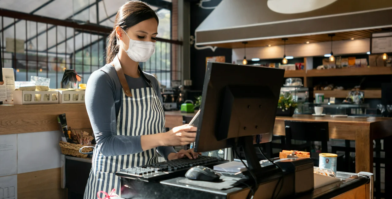 Restaurant worker with a face covering. (Photo: iStock, Hispanolistic)