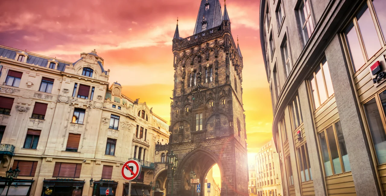 The Powder Tower, medieval gothic city gate in Prague at sunrise (photo iStock / Eloi_Omella)