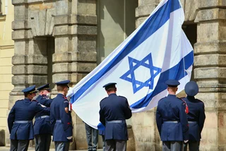 Prague Castle guards hoist the Israeli flag via Facebook / Pražský hrad - Kancelář prezidenta republiky