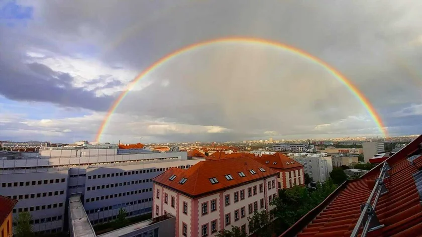 Rainbow over Prague's Vršovice district Monday night (photo: Facebook/Vršovicka parta)