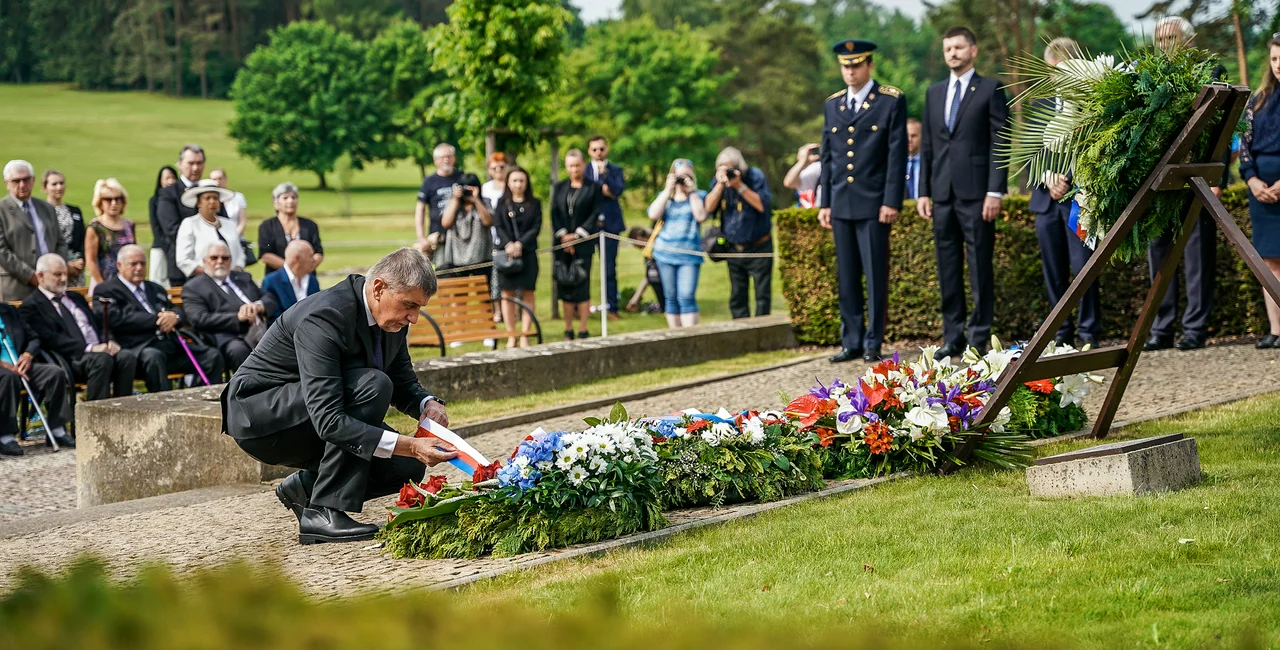 Prime Minister Andrej Babiš lays a wreath at the Lidice memorial. Photo: Twitter / Úřad vlády ČR