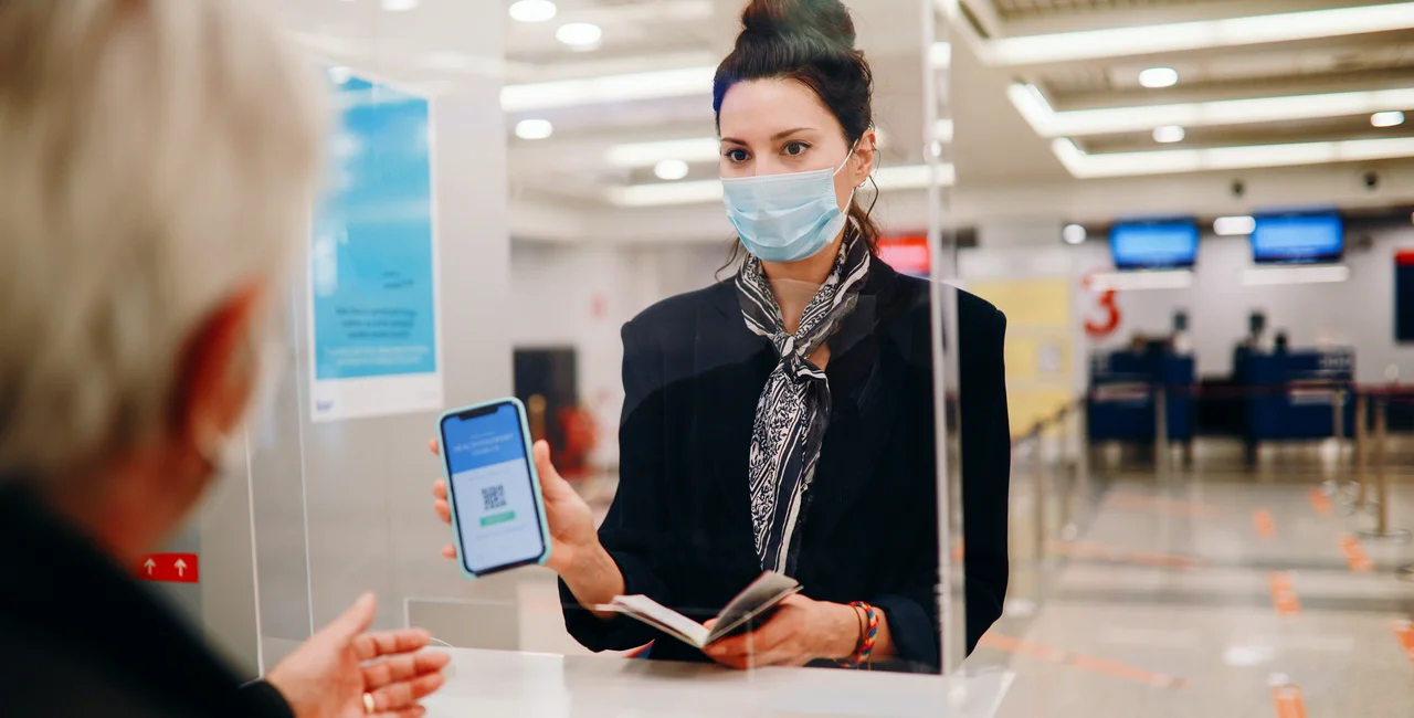 Traveler showing an electronic Covid certificate. (Photo: iStock, lechatnoir) 