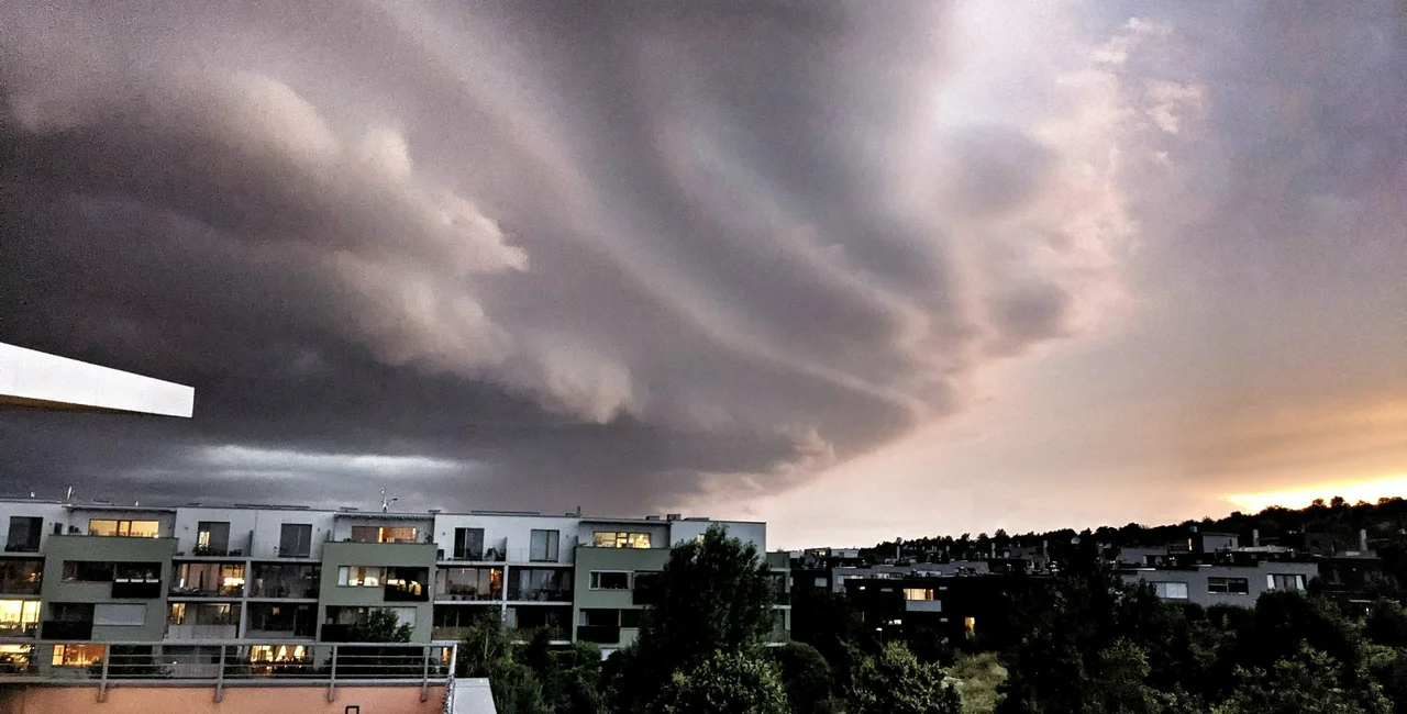 Yesterday's storm in Jinonice (9:28 pm) via @jankrabec