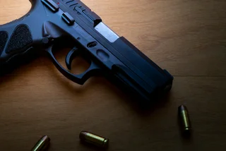 40 caliber pistol on table. Photo: iStock / Leonardo Herdy