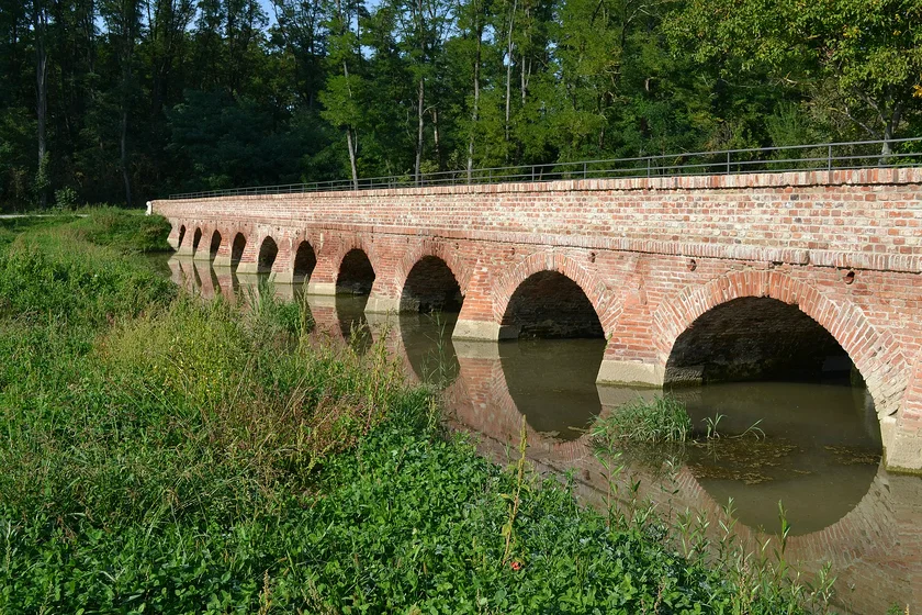 Brick bridge at Letohrádek Portz. (Photo: Wikimedia commons, RomanM82, CC BY-SA 4.0)