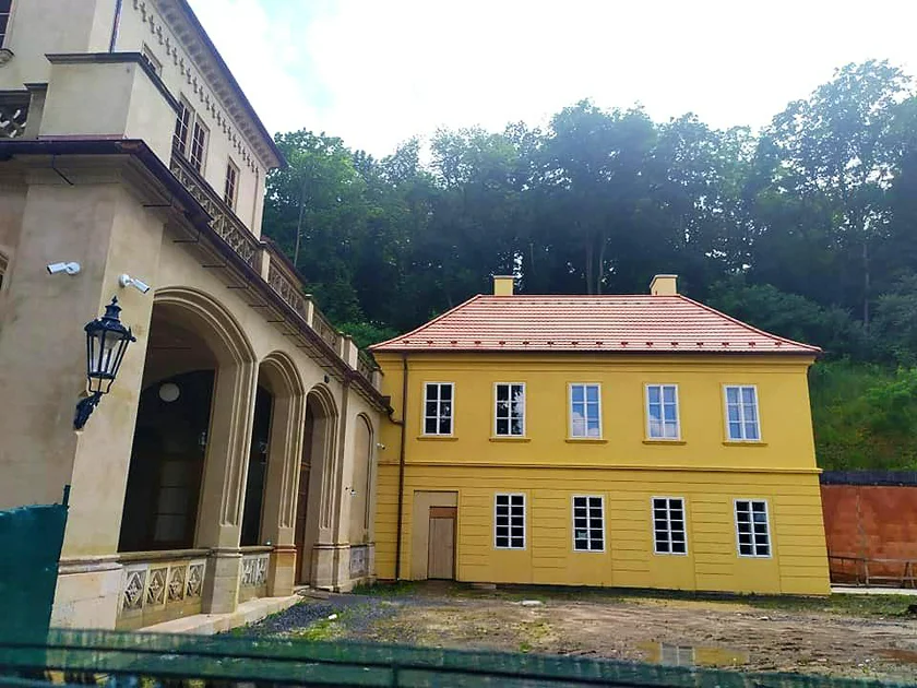 Side building at Šlechtova. (Photo: Raymond Johnston)
