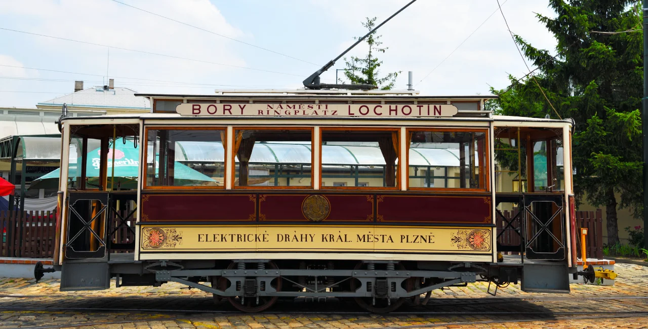 Parade of historic trams celebrates 130 years on Prague rails